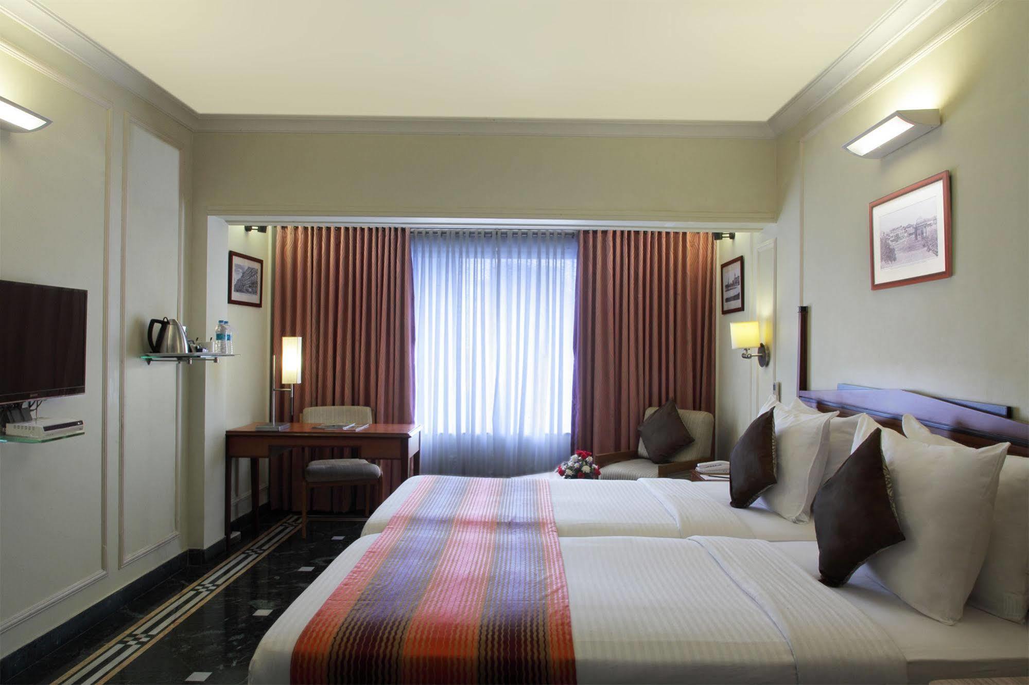 Hiltop Hotel Mumbai Exterior foto